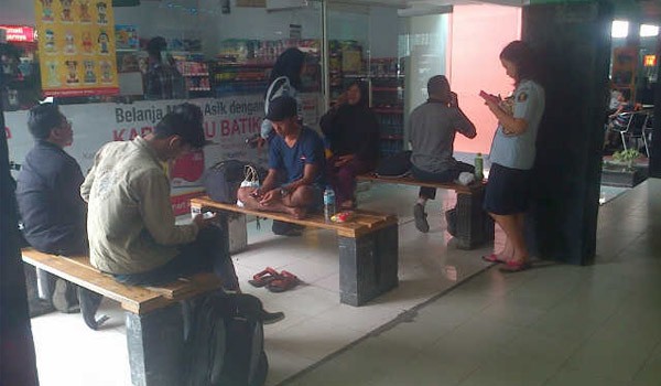 <b>Foto:</b> Penumpang Menunggu Pesawat di Bandara